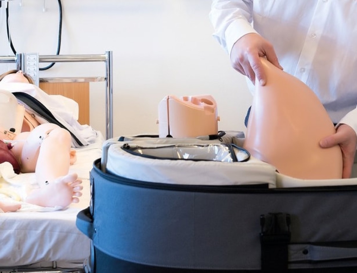心肺復甦術操作(CPR)及自動體外心臟電擊去顫器(AED)使用、異物哽塞處理法。